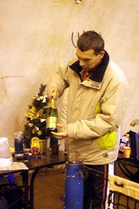 Добрый волшебник Астахов сотворил маленькое чудо и материализовал праздничную бутылку шампанского 