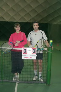 Наталья Степанова (на фото слева) бесстрашно заявилась в мужскую сетку среднего дивизиона. Ее соперник - Черлов Ярослав 