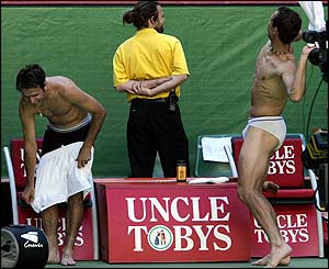Микаэль Ллодра (в белых трусах) и Фабрис Санторо (обнажающий свое черное исподнее) празднуют победу на Australian Open-2004 