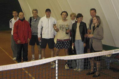 Петр Скурлов (в центре, с бутылкой и кубком) стал победителем турнира