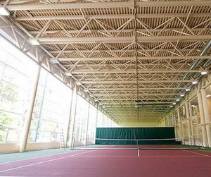 Теннисный ангар, как и весь фитнес-комплекс, проектировали голландские архи-текторы