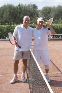 Победитель турнира в одиночном разряде Сергей Корольков (слева) с финалистом Анатолием Шакаловым